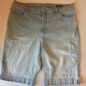 Gloria Vanderbilt Amanda Light Blue Denim Slimming  Effect Shorts Size 14